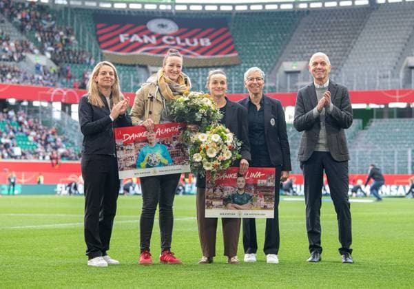 Fußball, Frauen, Saison 2024 25, UEFA Nations League (Liga A, Gruppe 1, 4. Spieltag) in Wolfsburg, Deutschland - Schottland, v. l. Sportdirektorin Nia Künzer (Deutschland), DFB-Vizepräsidentin Sabine Mammitzsch und DFB-Präsident Bernd Neuendorf verabschieden vor dem Spiel Torhüterin Almuth Schult und Lina Magull, 08.04. 2025, Copyright: xSebastianxRäppold MatthiasxKochx