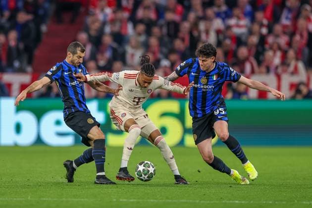 Michael Olise (FC Bayern Muenchen, 17) im Zweikampf mit Henrikh Mkhitaryan (Inter Mailand, 22) und Alessandro Bastoni (Inter Mailand, 95), GER, FC Bayern Muenchen vs. Inter Mailand, Fussball, UEFA Champions League, Viertelfinale Hinspiel, Spielzeit 2024 2025, 08.04.2025, GER, FC Bayern Muenchen vs. Inter Mailand, Fussball, UEFA Champions League, Viertelfinale Hinspiel, Spielzeit 2024 2025, 08.04.2025 Muenchen Copyright: xEibner-Pressefoto JennixMaulx EP_JML