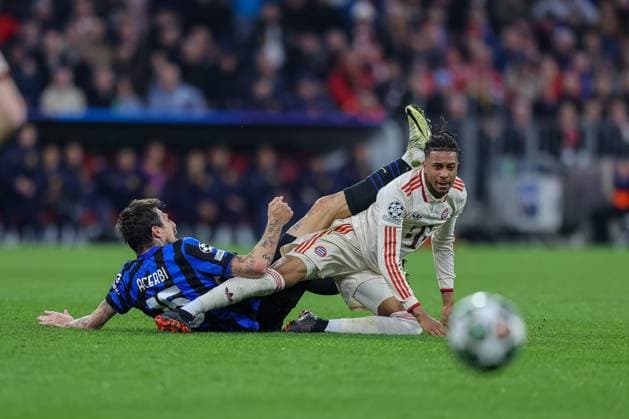 Michael Olise (FC Bayern Muenchen, 17) am Boden mit Francesco Acerbi (Inter Mailand, 15), GER, FC Bayern Muenchen vs. Inter Mailand, Fussball, UEFA Champions League, Viertelfinale Hinspiel, Spielzeit 2024 2025, 08.04.2025, GER, FC Bayern Muenchen vs. Inter Mailand, Fussball, UEFA Champions League, Viertelfinale Hinspiel, Spielzeit 2024 2025, 08.04.2025 Muenchen Copyright: xEibner-Pressefoto JennixMaulx EP_JML