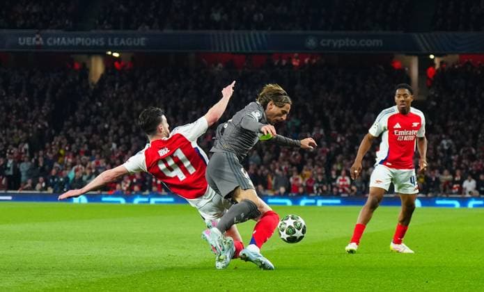 Declan Rice of Arsenal and Luka Modric of Real Madrid in action Arsenal v Real Madrid, UEFA Champions League, Quarter Final, First Leg, Football, Emirates Stadium, London, UK - 08 Apr 2025 EDITORIAL USE ONLY No use with unauthorised audio, video, data, fixture lists, club league logos or live services. Online in-match use limited to 120 images, no video emulation. No use in betting, games or single club league player publications. Copyright: xJavierxGarcia Shutterstockx 15243595ad