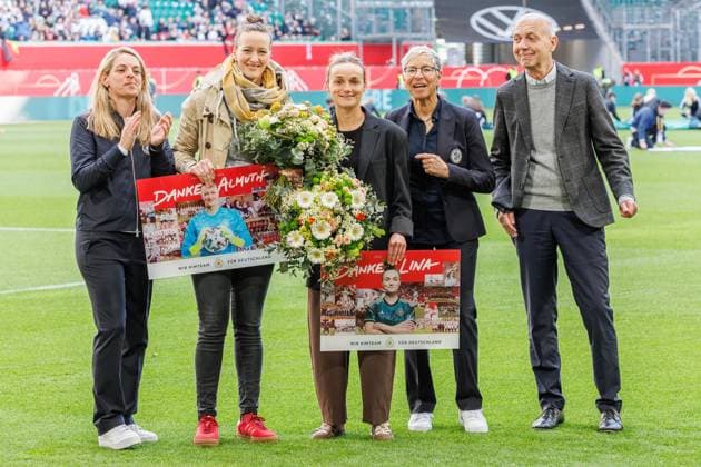 Verabschiedung von Almuth Schult und Lina Magull aus der Nationalmannschaft; von links: Nia Künzer (GER, Sportdirektorin), Almuth Schult, Lina Magull, Sabine Mammitzsch (Vizepräsidentin des DFB), Bernd Neuendorf (DFB-Präsident), 08.04.2025, Wolfsburg (Deutschland), Fussball, UEFA Women s Nations League, Deutschland - Schottland, DFB DFL REGULATIONS PROHIBIT ANY USE OF PHOTOGRAPHS AS IMAGE SEQUENCES AND OR QUASI-VIDEO.