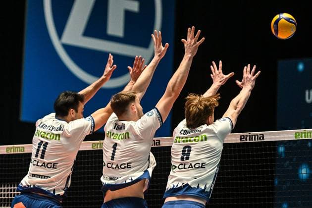 GER, VBL, VfB Friedrichshafen vs SVG Lüneburg 09.04.2025, Spacetech Arena, Friedrichshafen, GER, VBL, VfB Friedrichshafen vs SVG Lüneburg, im Bild Xander Ketrzynski (Lueneburg, 11), Simon Torwie (Lueneburg, 1), Oskar Espeland (Lueneburg, 9)