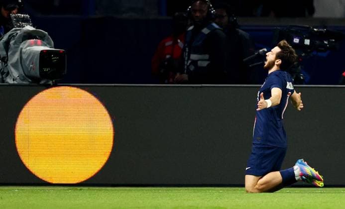 Khvicha Kvaratskhelia of Paris Saint-Germain celebrates scoring a goal after making the score 2-1. Paris Saint-Germain v Aston Villa, UEFA Champions League, Quarter-Finals, 1st Leg, Football, Parc des Princes, Paris, France - 09 Apr 2025 EDITORIAL USE ONLY No use with unauthorised audio, video, data, fixture lists, club league logos or live services. Online in-match use limited to 120 images, no video emulation. No use in betting, games or single club league player publications. Copyright: xJamesxMarsh Shutterstockx 15243606bu