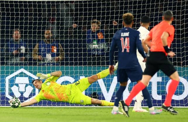 Emiliano Martinez of Aston Villa makes a save. Paris Saint-Germain v Aston Villa, UEFA Champions League, Quarter-Finals, 1st Leg, Football, Parc des Princes, Paris, France - 09 Apr 2025 EDITORIAL USE ONLY No use with unauthorised audio, video, data, fixture lists, club league logos or live services. Online in-match use limited to 120 images, no video emulation. No use in betting, games or single club league player publications. Copyright: xJamesxMarsh Shutterstockx 15243606ca
