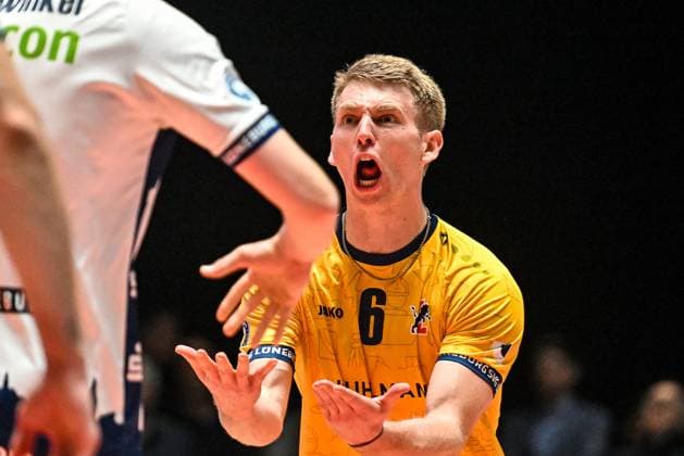 GER, VBL, VfB Friedrichshafen vs SVG Lüneburg 09.04.2025, Spacetech Arena, Friedrichshafen, GER, VBL, VfB Friedrichshafen vs SVG Lüneburg, im Bild Gage Worsley (Lueneburg, 6), Jubel nach Punktgewinn