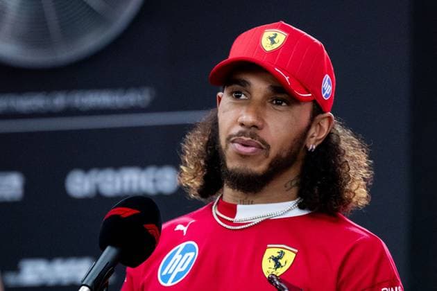 Sport Bilder des Tages Lewis Hamilton (Scuderia Ferrari HP, 44) beim Interview im TV Pen, BAH, Formel 1 Weltmeisterschaft, Gulf Air Grand Prix von Bahrain, Bahrain International Circuit, Media Day, Saison 2025, 10.04.2025 BAH, Formel 1 Weltmeisterschaft, Gulf Air Grand Prix von Bahrain, Bahrain International Circuit, Media Day, Saison 2025, 10.04.2025 Sakhir Copyright: xEibner-Pressefoto Memmlerx EP_MMR