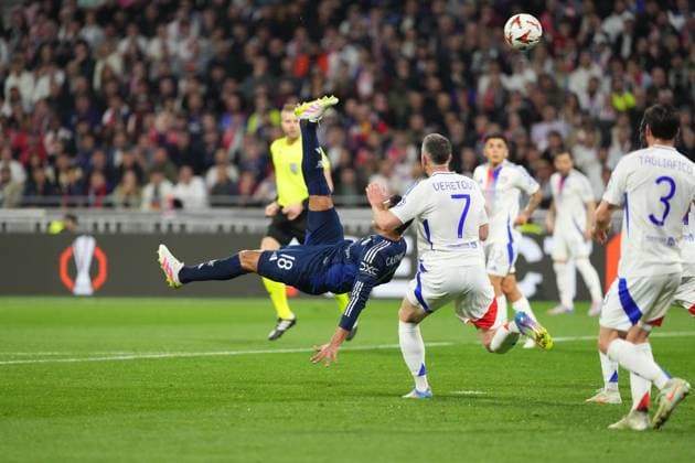 Casemiro of Man Utd attempts the acrobatic Olympique Lyonnais v Manchester United, ManU UEFA Europa League, Quarter Final, First Leg, Football, Groupama Stadium, Lyon, France - 10 Apr 2025 EDITORIAL USE ONLY No use with unauthorised audio, video, data, fixture lists, club league logos or live services. Online in-match use limited to 120 images, no video emulation. No use in betting, games or single club league player publications. Copyright: xDavexWinter Shutterstockx 15243617am