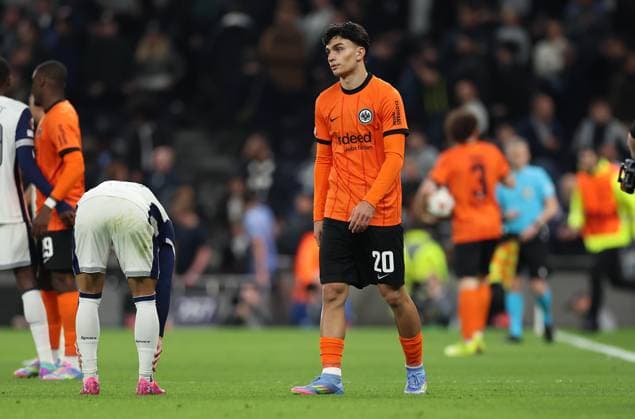 10.04.2025, Fussball UEFA Europa League Viertelfinale Hinspiel, Tottenham Hotspur - Eintracht Frankfurt, emonline, emspor, v.l., Can Uzun (Eintracht Frankfurt) enttaeuscht, enttaeuscht schauend, dissapointed, traurig, frustiert, frust, gefrustet DFL DFB REGULATIONS PROHIBIT ANY USE OF PHOTOGRAPHS AS IMAGE SEQUENCES AND OR QUASI-VIDEO. xdcx Copyright: HMBxMedia Claus