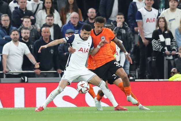 10.04.2025, xtgx, Fussball UEFA Europa League, Tottenham Hotspur - Eintracht Frankfurt, v.l. Cristian Romero (Tottenham, 17), Tuta (Frankfurt, 35) Zweikampf, Duell, Kampf, tackle (DFL DFB REGULATIONS PROHIBIT ANY USE OF PHOTOGRAPHS as IMAGE SEQUENCES and or QUASI-VIDEO) London