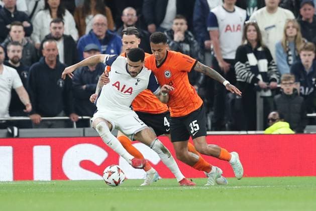 10.04.2025, xtgx, Fussball UEFA Europa League, Tottenham Hotspur - Eintracht Frankfurt, v.l. Cristian Romero (Tottenham, 17), Tuta (Frankfurt, 35) Zweikampf, Duell, Kampf, tackle (DFL DFB REGULATIONS PROHIBIT ANY USE OF PHOTOGRAPHS as IMAGE SEQUENCES and or QUASI-VIDEO) London