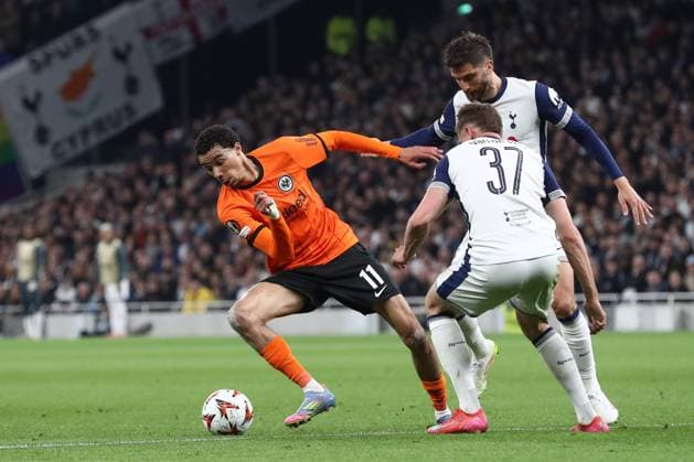 10.04.2025, xtgx, Fussball UEFA Europa League, Tottenham Hotspur - Eintracht Frankfurt, v.l. Hugo Ekitike (Frankfurt, 11), Rodrigo Bentancur (Tottenham, 30), Micky van de Ven (Tottenham, 37) Zweikampf, Duell, Kampf, tackle (DFL DFB REGULATIONS PROHIBIT ANY USE OF PHOTOGRAPHS as IMAGE SEQUENCES and or QUASI-VIDEO) London