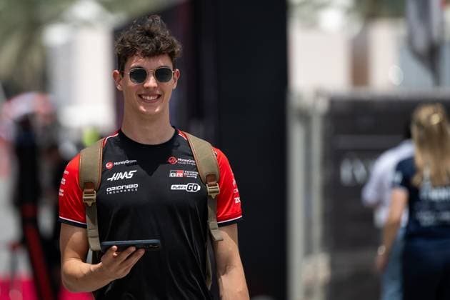 Oliver Bearman (MoneyGram Haas F1 Team, Großbritannien, 87), BAH, Formel 1 Weltmeisterschaft, Gulf Air Grand Prix von Bahrain, Bahrain International Circuit, Ankunft der Fahrer, Saison 2025, 11.04.2025 BAH, Formel 1 Weltmeisterschaft, Gulf Air Grand Prix von Bahrain, Bahrain International Circuit, Ankunft der Fahrer, Saison 2025, 11.04.2025 Sakhir Copyright: xEibner-Pressefoto Memmlerx EP_MMR