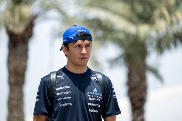 Alexander Albon (Atlassian Williams Racing, Thailand, 23), BAH, Formel 1 Weltmeisterschaft, Gulf Air Grand Prix von Bahrain, Bahrain International Circuit, Ankunft der Fahrer, Saison 2025, 11.04.2025 BAH, Formel 1 Weltmeisterschaft, Gulf Air Grand Prix von Bahrain, Bahrain International Circuit, Ankunft der Fahrer, Saison 2025, 11.04.2025 Sakhir Copyright: xEibner-Pressefoto Memmlerx EP_MMR