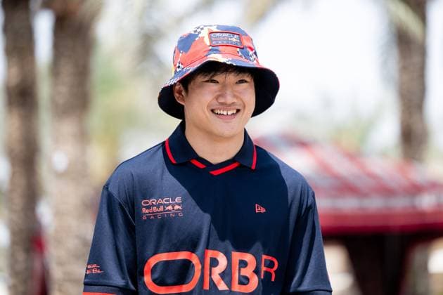 Yuki Tsunoda (Oracle Red Bull Racing, Japan, 22) mit Hut, BAH, Formel 1 Weltmeisterschaft, Gulf Air Grand Prix von Bahrain, Bahrain International Circuit, Ankunft der Fahrer, Saison 2025, 11.04.2025 BAH, Formel 1 Weltmeisterschaft, Gulf Air Grand Prix von Bahrain, Bahrain International Circuit, Ankunft der Fahrer, Saison 2025, 11.04.2025 Sakhir Copyright: xEibner-Pressefoto Memmlerx EP_MMR