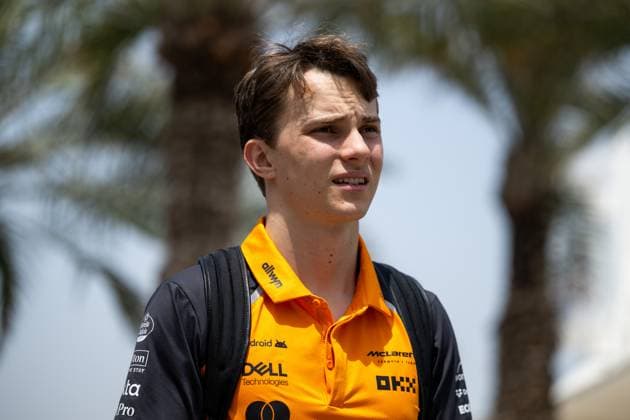 Oscar Piastri (McLaren Formula 1 Team, Australien, 81), BAH, Formel 1 Weltmeisterschaft, Gulf Air Grand Prix von Bahrain, Bahrain International Circuit, Ankunft der Fahrer, Saison 2025, 11.04.2025 BAH, Formel 1 Weltmeisterschaft, Gulf Air Grand Prix von Bahrain, Bahrain International Circuit, Ankunft der Fahrer, Saison 2025, 11.04.2025 Sakhir Copyright: xEibner-Pressefoto Memmlerx EP_MMR