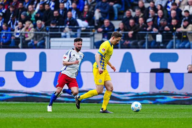 Marco Richter (Hamburger SV, 20), Paul Jaeckel (Eintracht Braunschweig, 03) GER, Hamburger SV vs. Eintracht Braunschweig, Fussball, 2. Bundesliga, Spieltag 29, Saison 2024 2025, 11.04.2025 DFL REGULATIONS PROHIBIT ANY USE OF PHOTOGRAPHS AS IMAGE SEQUENCES AND OR QUASI-VIDEO GER, Hamburger SV vs. Eintracht Braunschweig, Fussball, 2. Bundesliga, Spieltag 29, Saison 2024 2025, 11.04.2025 Hamburg