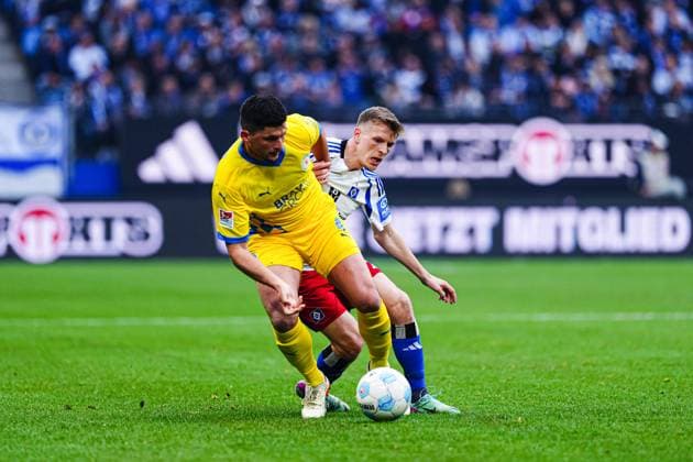 Jannis Nikolaou (Eintracht Braunschweig, 04), Emir Sahiti (Hamburger SV, 29) GER, Hamburger SV vs. Eintracht Braunschweig, Fussball, 2. Bundesliga, Spieltag 29, Saison 2024 2025, 11.04.2025 DFL REGULATIONS PROHIBIT ANY USE OF PHOTOGRAPHS AS IMAGE SEQUENCES AND OR QUASI-VIDEO GER, Hamburger SV vs. Eintracht Braunschweig, Fussball, 2. Bundesliga, Spieltag 29, Saison 2024 2025, 11.04.2025 Hamburg