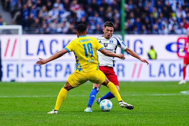 Leon Bell Bell (Eintracht Braunschweig, 19), William Mikelbrencis (Hamburger SV, 02) GER, Hamburger SV vs. Eintracht Braunschweig, Fussball, 2. Bundesliga, Spieltag 29, Saison 2024 2025, 11.04.2025 DFL REGULATIONS PROHIBIT ANY USE OF PHOTOGRAPHS AS IMAGE SEQUENCES AND OR QUASI-VIDEO GER, Hamburger SV vs. Eintracht Braunschweig, Fussball, 2. Bundesliga, Spieltag 29, Saison 2024 2025, 11.04.2025 Hamburg