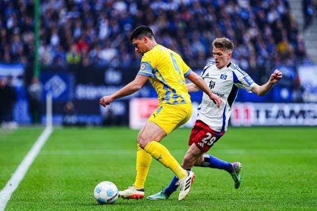 Jannis Nikolaou (Eintracht Braunschweig, 04), Emir Sahiti (Hamburger SV, 29) GER, Hamburger SV vs. Eintracht Braunschweig, Fussball, 2. Bundesliga, Spieltag 29, Saison 2024 2025, 11.04.2025 DFL REGULATIONS PROHIBIT ANY USE OF PHOTOGRAPHS AS IMAGE SEQUENCES AND OR QUASI-VIDEO GER, Hamburger SV vs. Eintracht Braunschweig, Fussball, 2. Bundesliga, Spieltag 29, Saison 2024 2025, 11.04.2025 Hamburg