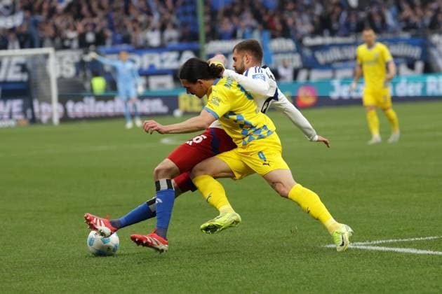 GER, xFSx , Hamburg, HSV , 2. Bundesliga , Fussball, DFL, Hamburger SV vs Eintracht Braunschweig , im Hamburger Volksparkstadion , 12.04.2025 , v.l. Lukasz Poreba (Hamburger SV ,6) ,im Zweikampf mit Rayan Philippe (Eintracht Braunschweig ,9) DFL regulations prohibit any use of photographs as image sequences and or quasi-video.