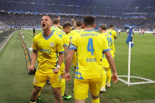 GER, xFSx , Hamburg, HSV , 2. Bundesliga , Fussball, DFL, Hamburger SV vs Eintracht Braunschweig , im Hamburger Volksparkstadion , 12.04.2025 , v.l. Eintracht Braunschweig feiert das 2:0 DFL regulations prohibit any use of photographs as image sequences and or quasi-video.