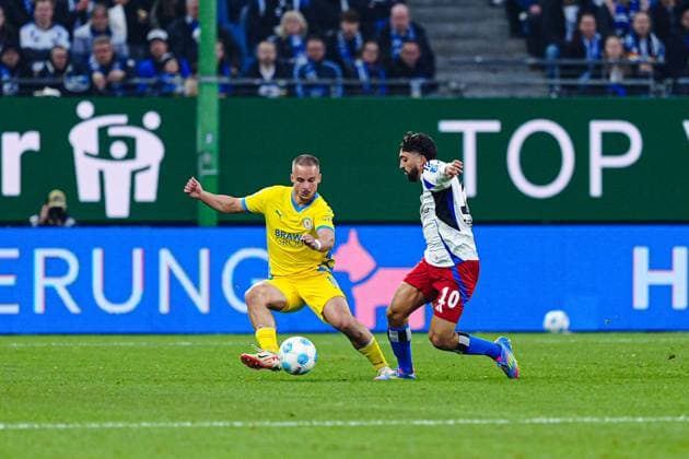 Marvin Rittmueller (Eintracht Braunschweig, 18), Immanuel Pherai (Hamburger SV, 10) GER, Hamburger SV vs. Eintracht Braunschweig, Fussball, 2. Bundesliga, Spieltag 29, Saison 2024 2025, 11.04.2025 DFL REGULATIONS PROHIBIT ANY USE OF PHOTOGRAPHS AS IMAGE SEQUENCES AND OR QUASI-VIDEO GER, Hamburger SV vs. Eintracht Braunschweig, Fussball, 2. Bundesliga, Spieltag 29, Saison 2024 2025, 11.04.2025 Hamburg