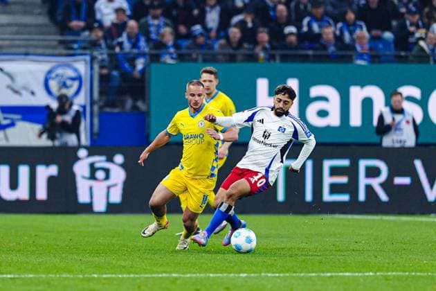Marvin Rittmueller (Eintracht Braunschweig, 18), Immanuel Pherai (Hamburger SV, 10) GER, Hamburger SV vs. Eintracht Braunschweig, Fussball, 2. Bundesliga, Spieltag 29, Saison 2024 2025, 11.04.2025 DFL REGULATIONS PROHIBIT ANY USE OF PHOTOGRAPHS AS IMAGE SEQUENCES AND OR QUASI-VIDEO GER, Hamburger SV vs. Eintracht Braunschweig, Fussball, 2. Bundesliga, Spieltag 29, Saison 2024 2025, 11.04.2025 Hamburg