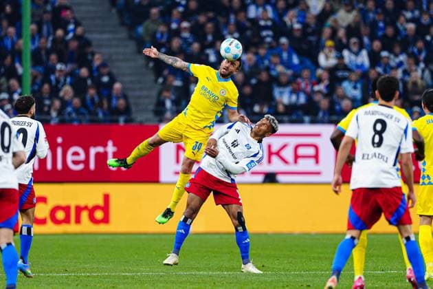 Kopfballduell Luftzweikampf Robin Krausse (Eintracht Braunschweig, 39), Ransford-Yeboah Koenigsdoerffer (Hamburger SV, 11) GER, Hamburger SV vs. Eintracht Braunschweig, Fussball, 2. Bundesliga, Spieltag 29, Saison 2024 2025, 11.04.2025 DFL REGULATIONS PROHIBIT ANY USE OF PHOTOGRAPHS AS IMAGE SEQUENCES AND OR QUASI-VIDEO GER, Hamburger SV vs. Eintracht Braunschweig, Fussball, 2. Bundesliga, Spieltag 29, Saison 2024 2025, 11.04.2025 Hamburg
