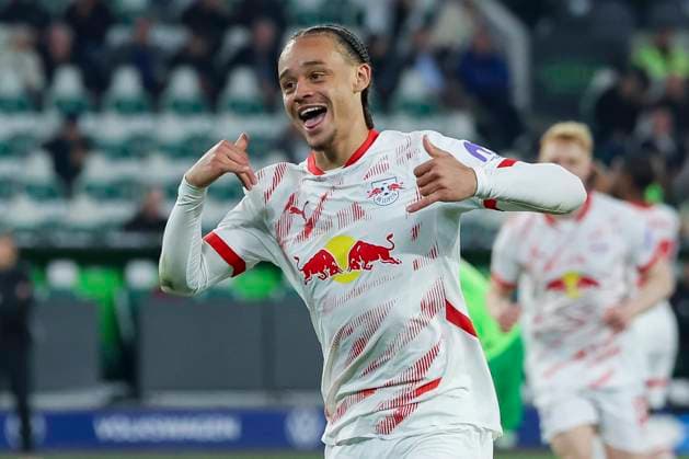 Xavi Simons (RB Leipzig) bejubelt seinen Treffer zum 0:3, Bundesliga, VfL Wolfsburg v RB Leipzig, Volkswagen Arena am 11. April 2025 in Wolfsburg, Deutschland. (Foto von Marco Steinbrenner DeFodi Images) Xavi Simons (RB Leipzig) celebrates after scoring his teams third goal, Bundesliga, VfL Wolfsburg v RB Leipzig, Volkswagen Arena, April 11, 2025 in Wolfsburg, Germany. (Photo by Marco Steinbrenner DeFodi Images) DFL regulations prohibit any use of photographs as image sequences and or quasi-video.