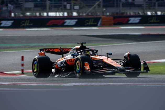 Oscar Piastri (McLaren Formula 1 Team, Australien, 81) im MCL39, BAH, Formel 1 Weltmeisterschaft, Gulf Air Grand Prix von Bahrain, Bahrain International Circuit, Freies Training, Saison 2025, 11.04.2025 BAH, Formel 1 Weltmeisterschaft, Gulf Air Grand Prix von Bahrain, Bahrain International Circuit, Freies Training, Saison 2025, 11.04.2025 Sakhir Copyright: xEibner-Pressefoto Memmlerx EP_MMR