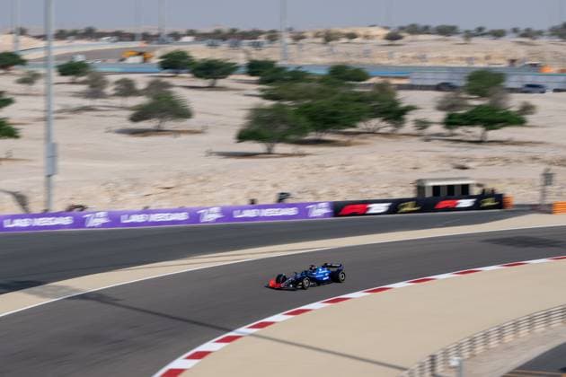 Alexander Albon (Atlassian Williams Racing, Thailand, 23) im FW47, dahinter Blick ueber die Rennstrecke in der Wueste, BAH, Formel 1 Weltmeisterschaft, Gulf Air Grand Prix von Bahrain, Bahrain International Circuit, Freies Training, Saison 2025, 11.04.2025 BAH, Formel 1 Weltmeisterschaft, Gulf Air Grand Prix von Bahrain, Bahrain International Circuit, Freies Training, Saison 2025, 11.04.2025 Sakhir Copyright: xEibner-Pressefoto Memmlerx EP_MMR