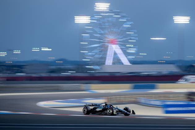 George Russell (Mercedes-AMG Petronas F1 Team, Großbritannien, 63) im F1 W16, dahinter das Riesenrad, BAH, Formel 1 Weltmeisterschaft, Gulf Air Grand Prix von Bahrain, Bahrain International Circuit, Freies Training, Saison 2025, 11.04.2025 BAH, Formel 1 Weltmeisterschaft, Gulf Air Grand Prix von Bahrain, Bahrain International Circuit, Freies Training, Saison 2025, 11.04.2025 Sakhir Copyright: xEibner-Pressefoto Memmlerx EP_MMR