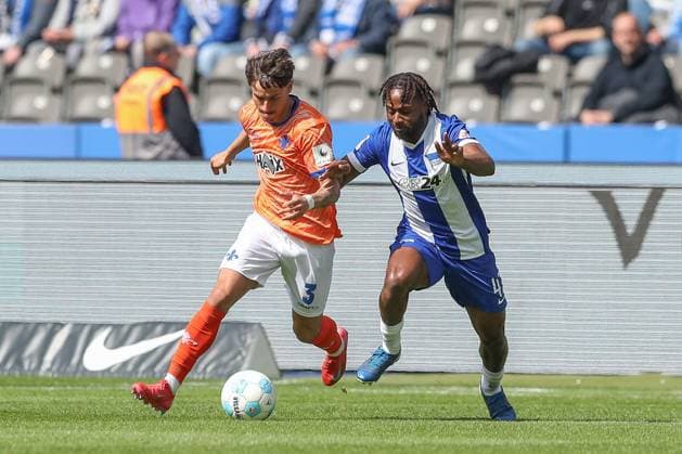 12.04.2025, xtgx, Fussball - 2.Bundesliga, Hertha BSC Berlin - SV Darmstadt 98 emspor, v.l. Guille Bueno (Darmstadt, 3), Deyovaisio Zeefuik (Hertha, 42) Zweikampf, Duell, Kampf, tackle (DFL DFB REGULATIONS PROHIBIT ANY USE OF PHOTOGRAPHS as IMAGE SEQUENCES and or QUASI-VIDEO) Berlin
