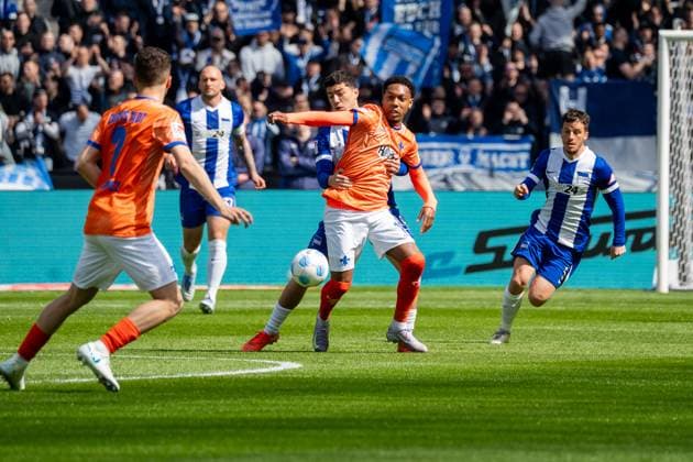 Zweikampf, v.l. Ibrahim Maza (Hertha BSC Berlin, 10), Jean-Paul Boetius (SV Darmstadt 98, 10), GER, Hertha BSC Berlin vs. SV Darmstadt 98, Fussball, 2. Bundesliga, 29. Spieltag, Saison 2024 2025, 12.04.2025, DFL REGULATIONS PROHIBIT ANY USE OF PHOTOGRAPHS AS IMAGE SEQUENCES AND OR QUASI-VIDEO, GER, Hertha BSC Berlin vs. SV Darmstadt 98, Fussball, 2. Bundesliga, 29. Spieltag, Saison 2024 2025, 12.04.2025 Berlin