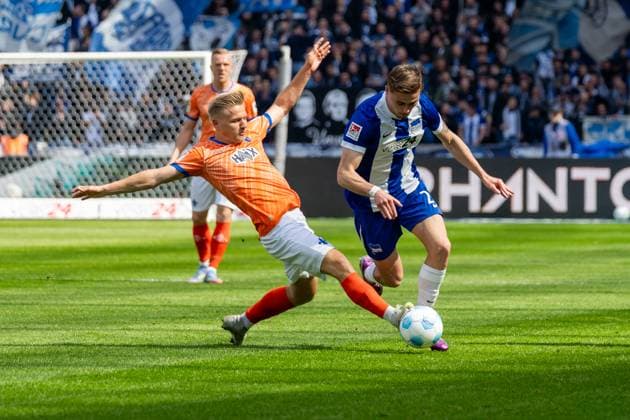 Zweikampf, v.l. Andreas Mueller (SV Darmstadt 98, 16), Marten Winkler (Hertha BSC Berlin, 22), GER, Hertha BSC Berlin vs. SV Darmstadt 98, Fussball, 2. Bundesliga, 29. Spieltag, Saison 2024 2025, 12.04.2025, DFL REGULATIONS PROHIBIT ANY USE OF PHOTOGRAPHS AS IMAGE SEQUENCES AND OR QUASI-VIDEO, GER, Hertha BSC Berlin vs. SV Darmstadt 98, Fussball, 2. Bundesliga, 29. Spieltag, Saison 2024 2025, 12.04.2025 Berlin