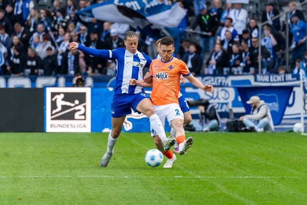 Zweikampf, v.l. Derry Scherhant (Hertha BSC Berlin, 39), Sergio Lopez (SV Darmstadt 98, 02), GER, Hertha BSC Berlin vs. SV Darmstadt 98, Fussball, 2. Bundesliga, 29. Spieltag, Saison 2024 2025, 12.04.2025, DFL REGULATIONS PROHIBIT ANY USE OF PHOTOGRAPHS AS IMAGE SEQUENCES AND OR QUASI-VIDEO, GER, Hertha BSC Berlin vs. SV Darmstadt 98, Fussball, 2. Bundesliga, 29. Spieltag, Saison 2024 2025, 12.04.2025 Berlin