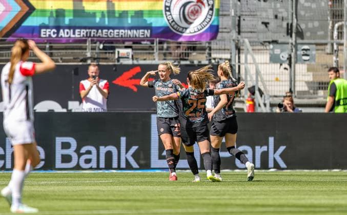 GER, Frankfurt, Eintracht Frankfurt vs FC Bayern München, Google Pixel Bundesliga, Fussball, DFB, Spielzeit 2024 2025, Deutsche-Bank-Park, 19. Spieltag, im Bild: Lea Schüller (FC Bayern München Frauen 11) erzielt das 1:0 gegen Frankfurt, Tor DFB DFL REGULATIONS PROHIBIT ANY USE OF PHOTOGRAPHS AS IMAGE SEQUENCES AND OR QUASI-VIDEO, 12.04.2025, Copyright: HMBxMedia HendrikxHamelau