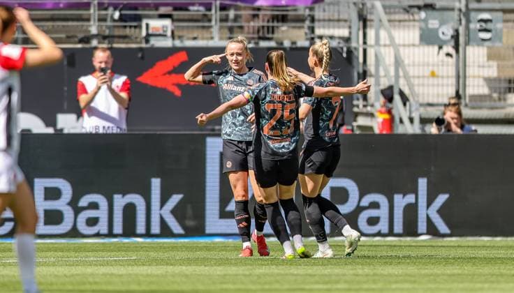 GER, Frankfurt, Eintracht Frankfurt vs FC Bayern München, Google Pixel Bundesliga, Fussball, DFB, Spielzeit 2024 2025, Deutsche-Bank-Park, 19. Spieltag, im Bild: Lea Schüller (FC Bayern München Frauen 11) erzielt das 1:0 gegen Frankfurt, Tor DFB DFL REGULATIONS PROHIBIT ANY USE OF PHOTOGRAPHS AS IMAGE SEQUENCES AND OR QUASI-VIDEO, 12.04.2025, Copyright: HMBxMedia HendrikxHamelau