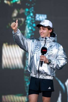 Andrea Kimi Antonelli (Mercedes-AMG Petronas F1 Team, Italien, 12) beim Fan Forum in der Fanzone, BAH, Formel 1 Weltmeisterschaft, Gulf Air Grand Prix von Bahrain, Bahrain International Circuit, Ankunft der Fahrer, Saison 2025, 12.04.2025 BAH, Formel 1 Weltmeisterschaft, Gulf Air Grand Prix von Bahrain, Bahrain International Circuit, Ankunft der Fahrer, Saison 2025, 12.04.2025 Sakhir Copyright: xEibner-Pressefoto Memmlerx EP_MMR