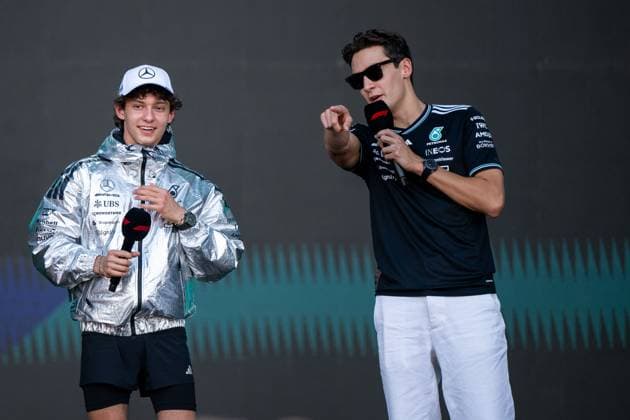 Andrea Kimi Antonelli (Mercedes-AMG Petronas F1 Team, Italien, 12), George Russell (Mercedes-AMG Petronas F1 Team, Großbritannien, 63) beim Fan Forum in der Fanzone, BAH, Formel 1 Weltmeisterschaft, Gulf Air Grand Prix von Bahrain, Bahrain International Circuit, Ankunft der Fahrer, Saison 2025, 12.04.2025 BAH, Formel 1 Weltmeisterschaft, Gulf Air Grand Prix von Bahrain, Bahrain International Circuit, Ankunft der Fahrer, Saison 2025, 12.04.2025 Sakhir Copyright: xEibner-Pressefoto Memmlerx EP_MMR