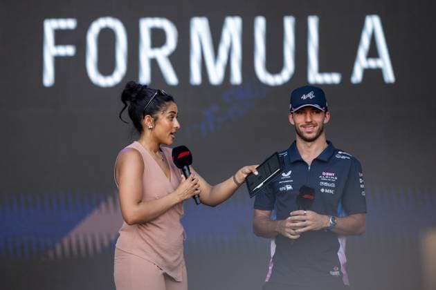 Ariana Bravo (F1 Moderatorin) mit Pierre Gasly (BWT Alpine F1 Team, Frankreich, 10) beim Fan Forum in der Fanzone, BAH, Formel 1 Weltmeisterschaft, Gulf Air Grand Prix von Bahrain, Bahrain International Circuit, Ankunft der Fahrer, Saison 2025, 12.04.2025 BAH, Formel 1 Weltmeisterschaft, Gulf Air Grand Prix von Bahrain, Bahrain International Circuit, Ankunft der Fahrer, Saison 2025, 12.04.2025 Sakhir Copyright: xEibner-Pressefoto Memmlerx EP_MMR