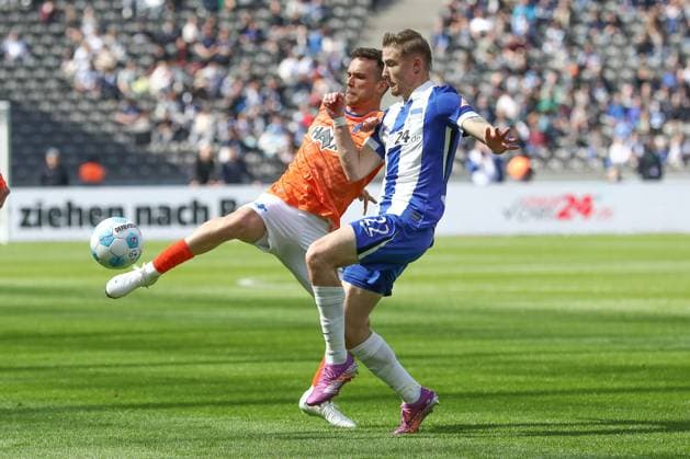 12.04.2025, xtgx, Fussball - 2.Bundesliga, Hertha BSC Berlin - SV Darmstadt 98 emspor, v.l. Guille Bueno (Darmstadt, 3), Marten Winkler (Hertha, 22) Zweikampf, Duell, Kampf, tackle (DFL DFB REGULATIONS PROHIBIT ANY USE OF PHOTOGRAPHS as IMAGE SEQUENCES and or QUASI-VIDEO) Berlin