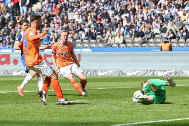 12.04.2025, xtgx, Fussball - 2.Bundesliga, Hertha BSC Berlin - SV Darmstadt 98 emspor, v.l. Tjark Ernst (Hertha, 1) Parade, haelt den Ball, faengt den Ball, pariert von Philipp Foerster (Förster, Darmstadt, 18) (DFL DFB REGULATIONS PROHIBIT ANY USE OF PHOTOGRAPHS as IMAGE SEQUENCES and or QUASI-VIDEO) Berlin