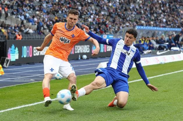 12.04.2025, xtgx, Fussball - 2.Bundesliga, Hertha BSC Berlin - SV Darmstadt 98 emspor, v.l. Sergio Lopez (Darmstadt, 2), Ibrahim Maza (Hertha, 10) Zweikampf, Duell, Kampf, tackle (DFL DFB REGULATIONS PROHIBIT ANY USE OF PHOTOGRAPHS as IMAGE SEQUENCES and or QUASI-VIDEO) Berlin