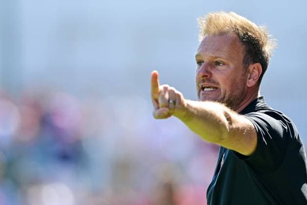 Trainer Markus Fiedler (Stuttgart) gibt Anweisungen, gestikuliert, mit den Armen gestikulieren, gives instructions, gesticulate, Einzelbild, Aktion, Action, 12.04.2025, Unterhaching (Deutschland), Fussball, 3. Liga, SpVgg Unterhaching - VfB Stuttgart II, DFB DFL REGULATIONS PROHIBIT ANY USE OF PHOTOGRAPHS AS IMAGE SEQUENCES AND OR QUASI-VIDEO.