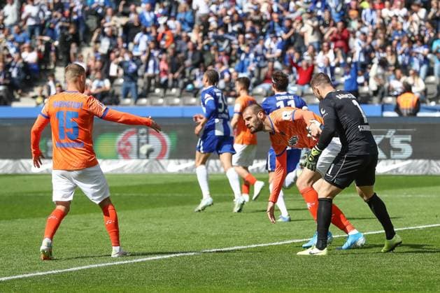 12.04.2025, xtgx, Fussball - 2.Bundesliga, Hertha BSC Berlin - SV Darmstadt 98 emspor, v.l. Aleksandar Vukotic (Darmstadt, 20), Isak Bergmann Johannesson (Duesseldorf, 8) enttaeuscht, schaut enttaeuscht, niedergeschlagen, disappointed nach dem 1:1 durch ein Eigentor von Aleksandar Vukotic (Darmstadt, 20) (DFL DFB REGULATIONS PROHIBIT ANY USE OF PHOTOGRAPHS as IMAGE SEQUENCES and or QUASI-VIDEO) Berlin