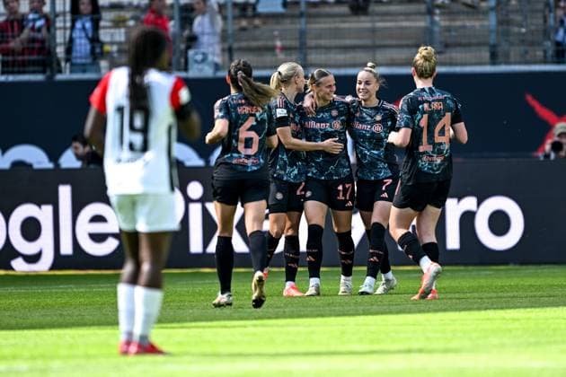 Klara Bühl (FC Bayern München 17) und Team bejubeln das Tor zum 0:2, GER, Eintracht Frankfurt vs. FC Bayern Muenchen, Fussball, Google Pixel Frauen Bundesliga, 19. Spieltag, Saison 2024 2025, 12.04.2025. DFB REGULATIONS PROHIBIT ANY USE OF PHOTOGRAPHS as IMAGE SEQUENCES and or QUASI-VIDEO. GER, Eintracht Frankfurt vs. FC Bayern Muenchen, Fussball, Google Pixel Frauen Bundesliga, 19. Spieltag, Saison 2024 2025, 12.04.2025. Frankfurt Copyright: xEibner-Pressefoto FlorianxWiegandx EP_FWD