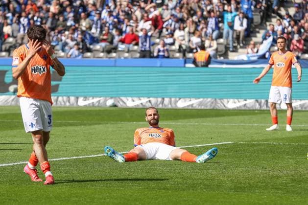 Sport Bilder des Tages 12.04.2025, xtgx, Fussball - 2.Bundesliga, Hertha BSC Berlin - SV Darmstadt 98 emspor, v.l. Aleksandar Vukotic (Darmstadt, 20), Isak Bergmann Johannesson (Duesseldorf, 8) enttaeuscht, schaut enttaeuscht, niedergeschlagen, disappointed nach dem 1:1 durch ein Eigentor von Aleksandar Vukotic (Darmstadt, 20) (DFL DFB REGULATIONS PROHIBIT ANY USE OF PHOTOGRAPHS as IMAGE SEQUENCES and or QUASI-VIDEO) Berlin