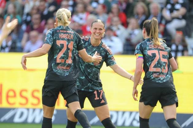 12.04.2025, xusrbx, Fussball Google Pixel Frauen-Bundesliga, Eintracht Frankfurt - FC Bayern Muenchen v.l. Pernille Harder (Bayern Muenchen, 21), Klara Buehl (Bayern Muenchen, 17), Sarah Zadrazil (Bayern Muenchen, 25), Torjubel, Jubel, Freude, Emotionen, in der 29, Spielminute zum 0:2 (DFL DFB REGULATIONS PROHIBIT ANY USE OF PHOTOGRAPHS as IMAGE SEQUENCES and or QUASI-VIDEO) Frankfurt am Main