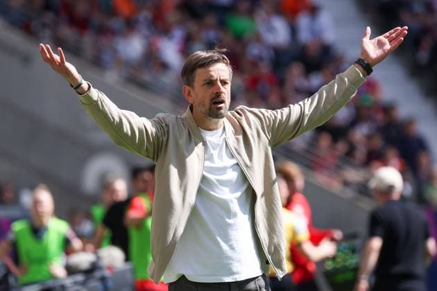 2025.04.12 xJAx Google Pixel Frauen Bundesliga Eintracht Frankfurt - FC Bayern München v.l., Trainer Niko Arnautis (Eintracht Frankfurt) gibt Anweisungen, gestikuliert, mit den Armen gestikulieren gives instructions, gesticulate., enttaeuscht, enttaeuscht schauend, dissapointed, traurig, frustiert, frust, gefrustet (DFL DFB REGULATIONS PROHIBIT ANY USE OF PHOTOGRAPHS as IMAGE SEQUENCES and or QUASI-VIDEO) Copyright: JoaquimxFerreira